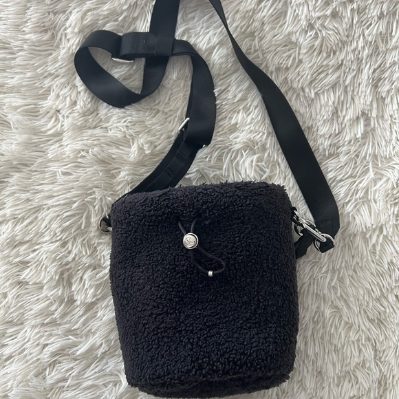 Lululemon Crossbody Fleece Bucket Bag 2.5L - black - Picture 2 of 9